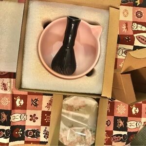 Sakuraco Wagasi Sakura dish with black Chasen and pink cat tea bowl NIB